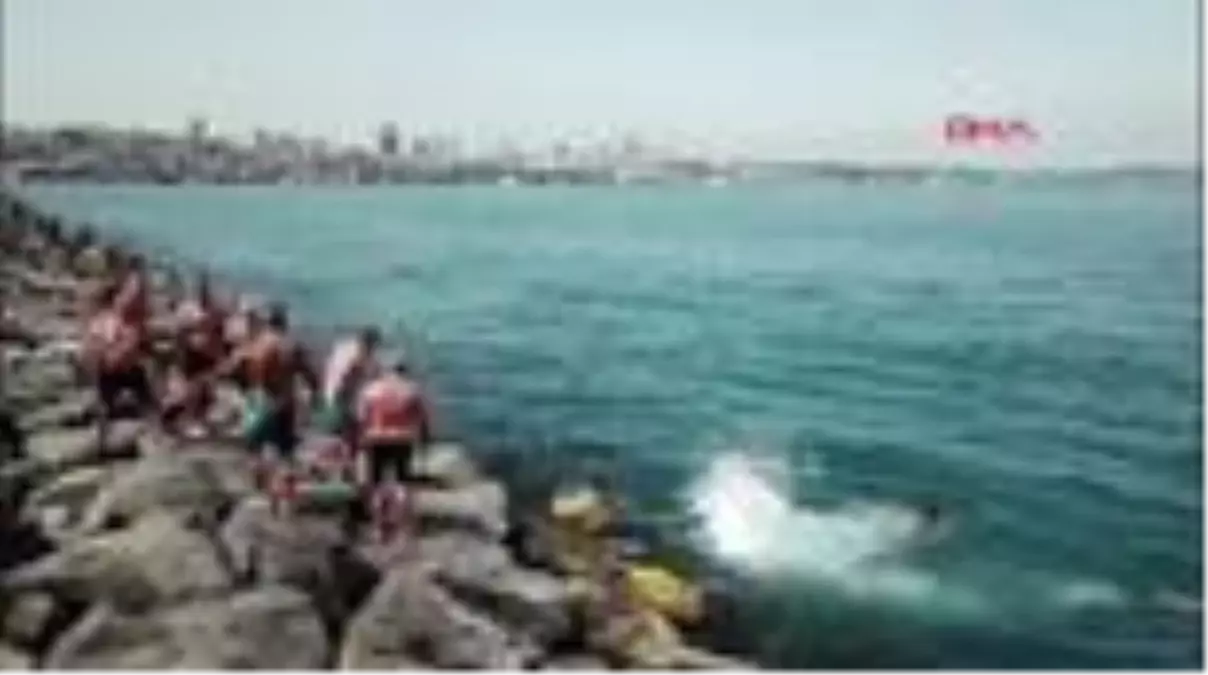 Son dakika haber! SARAYBURNU\'NDA DENİZE GİRENLER HAVADAN GÖRÜNTÜLENDİ