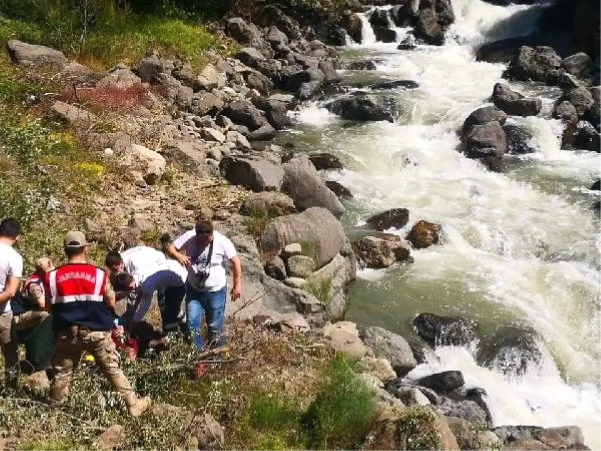 Akaryakıt tankeri dereye uçtu: 1 ölü, 1 yaralı