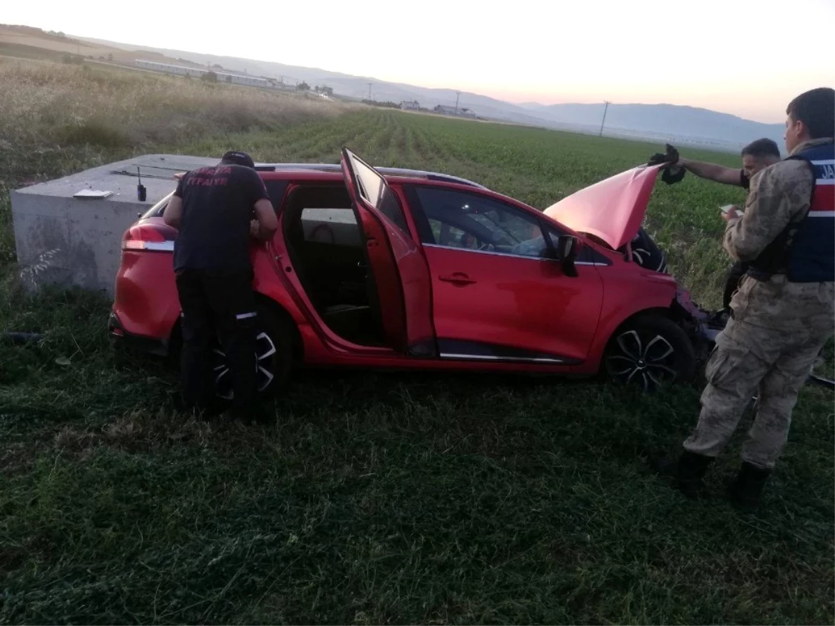 Amasya\'da otomobil tarlaya uçtu: 3 yaralı