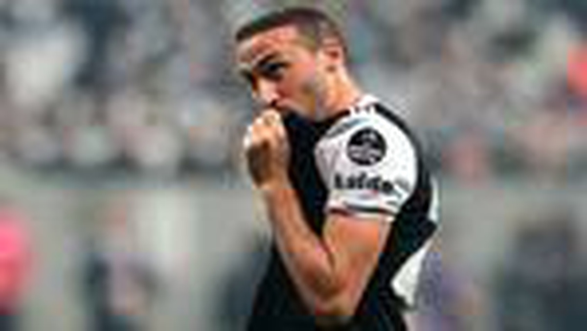 Beşiktaş, Cenk Tosun\'un doğum gününü kutladı