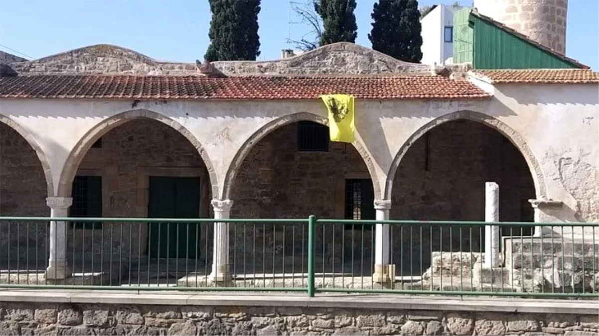 Güney Kıbrıs\'ta camiye Bizans bayrağı asılmasına Türkiye\'den sert tepki: Rum yönetimi, İslam düşmanlığına son vermeli
