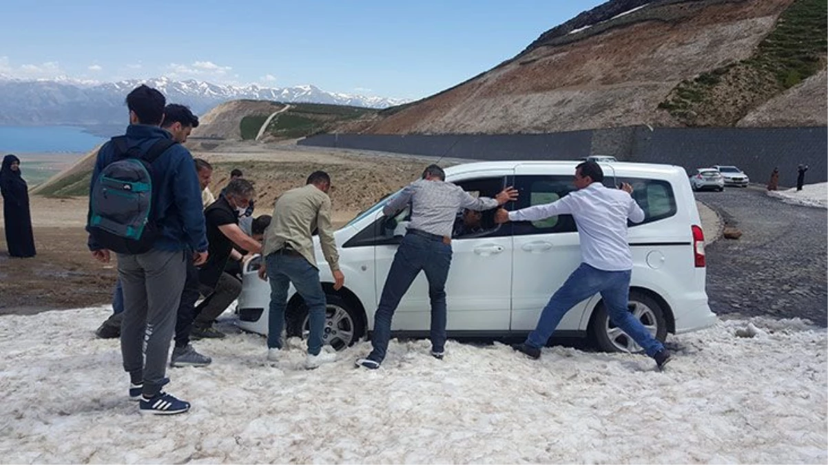 Haziran ayında göle gitmek isteyenler, karda araçlarıyla mahsur kaldı