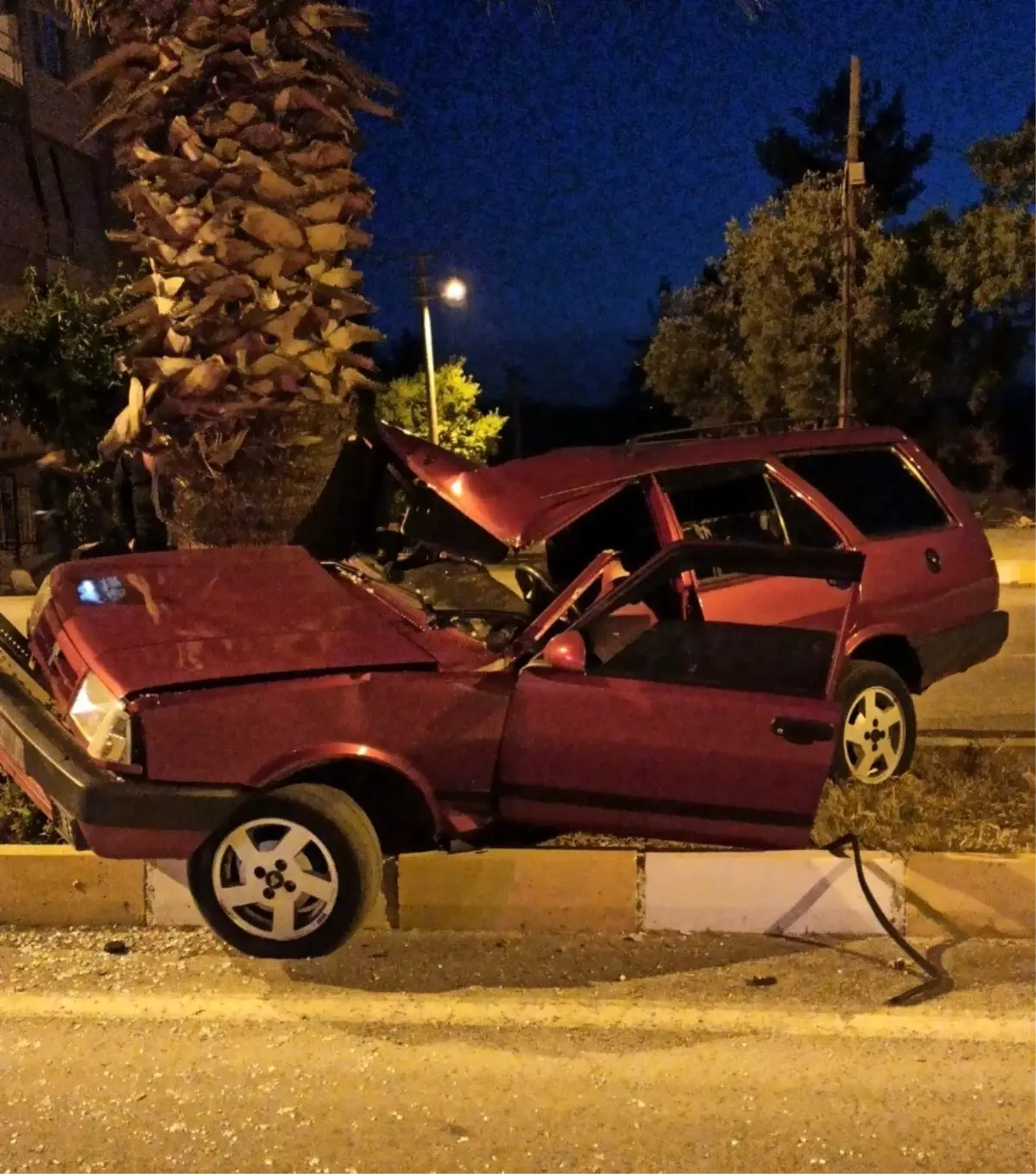 Son Dakika | Hurdaya dönen otomobilde 3 kişi yaralındı