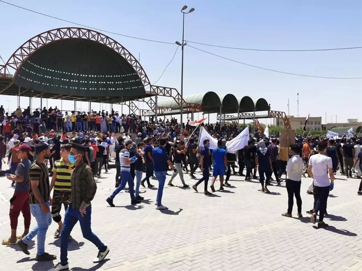 Irak\'ta sokağa çıkma yasağına rağmen protesto düzenlendi