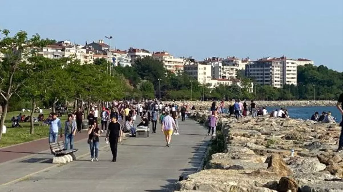 İstanbullular Moda Sahili\'ne akın etti! Yaşanan yoğunluk havadan görüntülendi