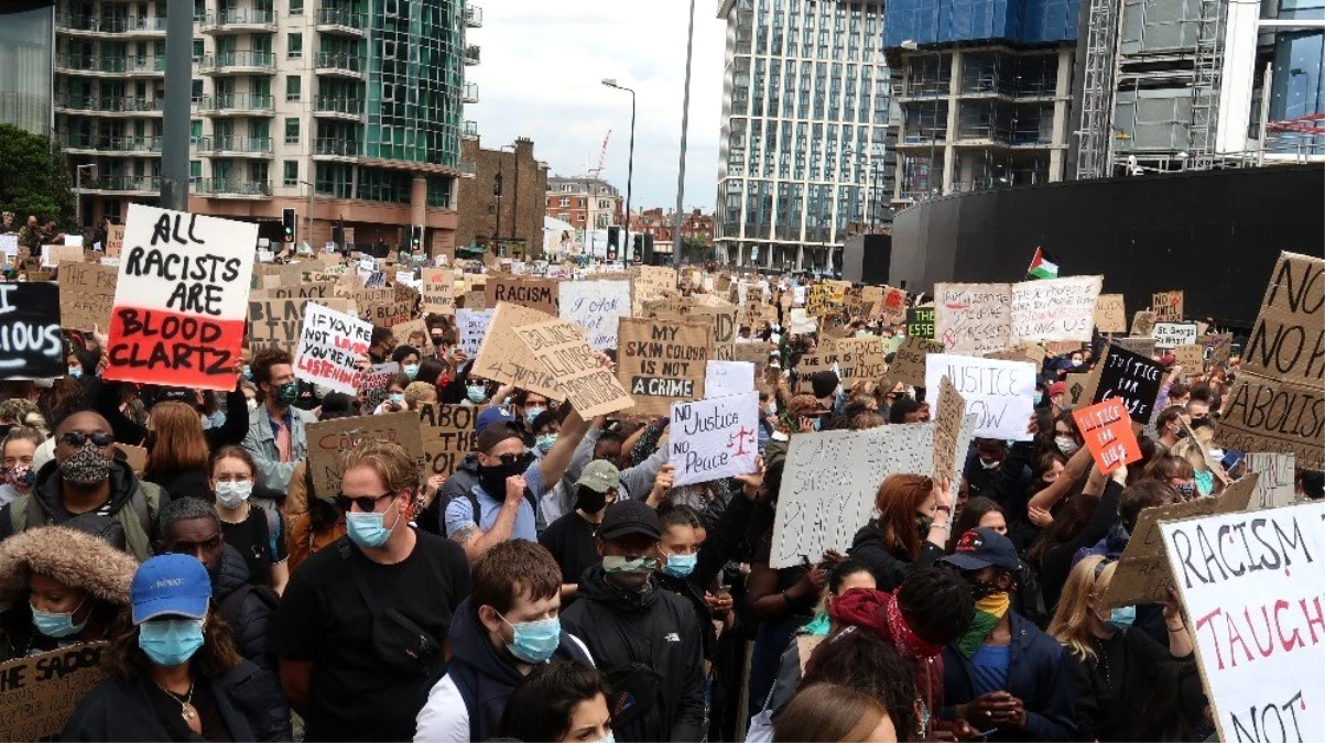 Londra\'da binlerce kişi ABD Büyükelçiliğine yürüdü