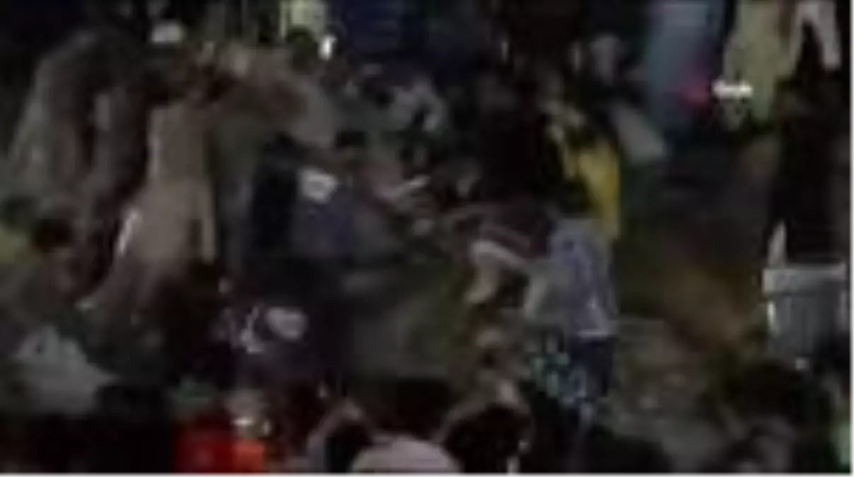 Pakistan\'da 5 katlı bina çöktü: 1 ölü, 10 yaralı