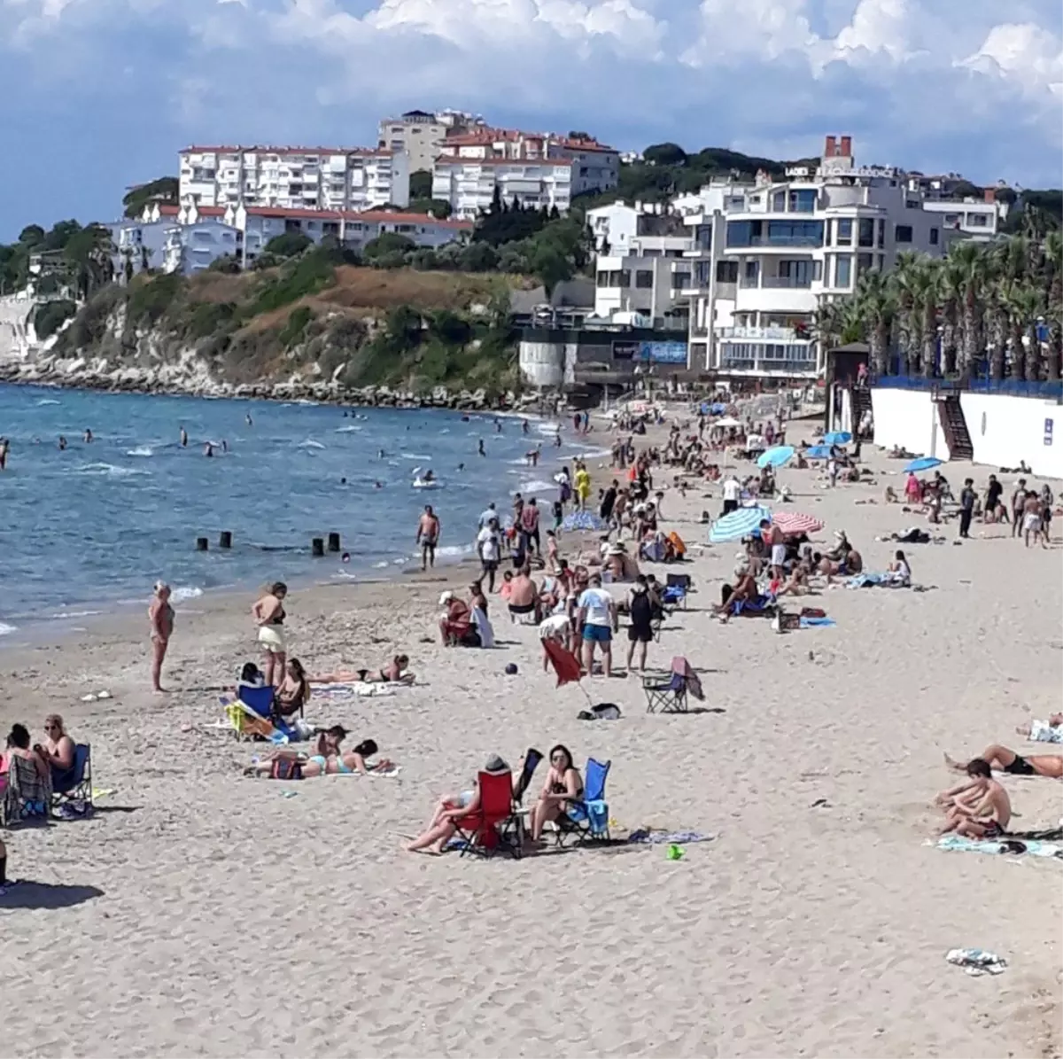 Sıcak hava Kuşadası plajlarını doldurdu