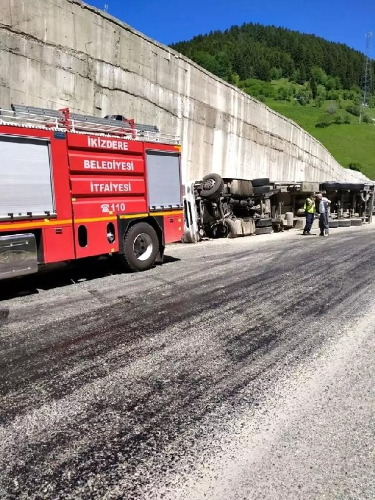 TIR devrildi; baba öldü, oğlu yaralı