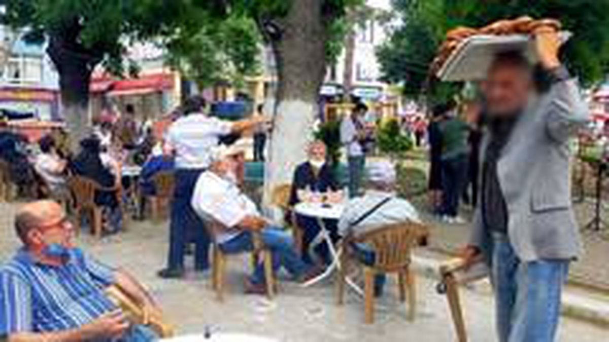 Yaşıtları eğlendi, o ise ekmek parası için simit sattı