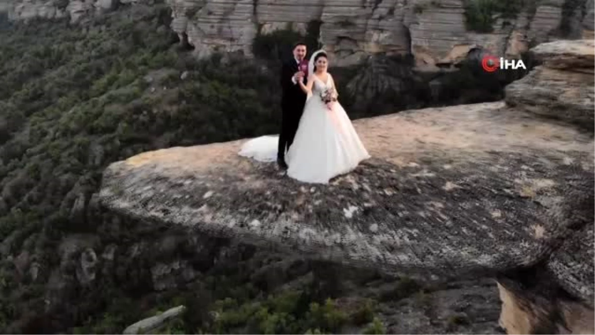 Son dakika haberi! 100 metre yükseklikteki "taş terasta" düğün fotoğrafı çektirdiler