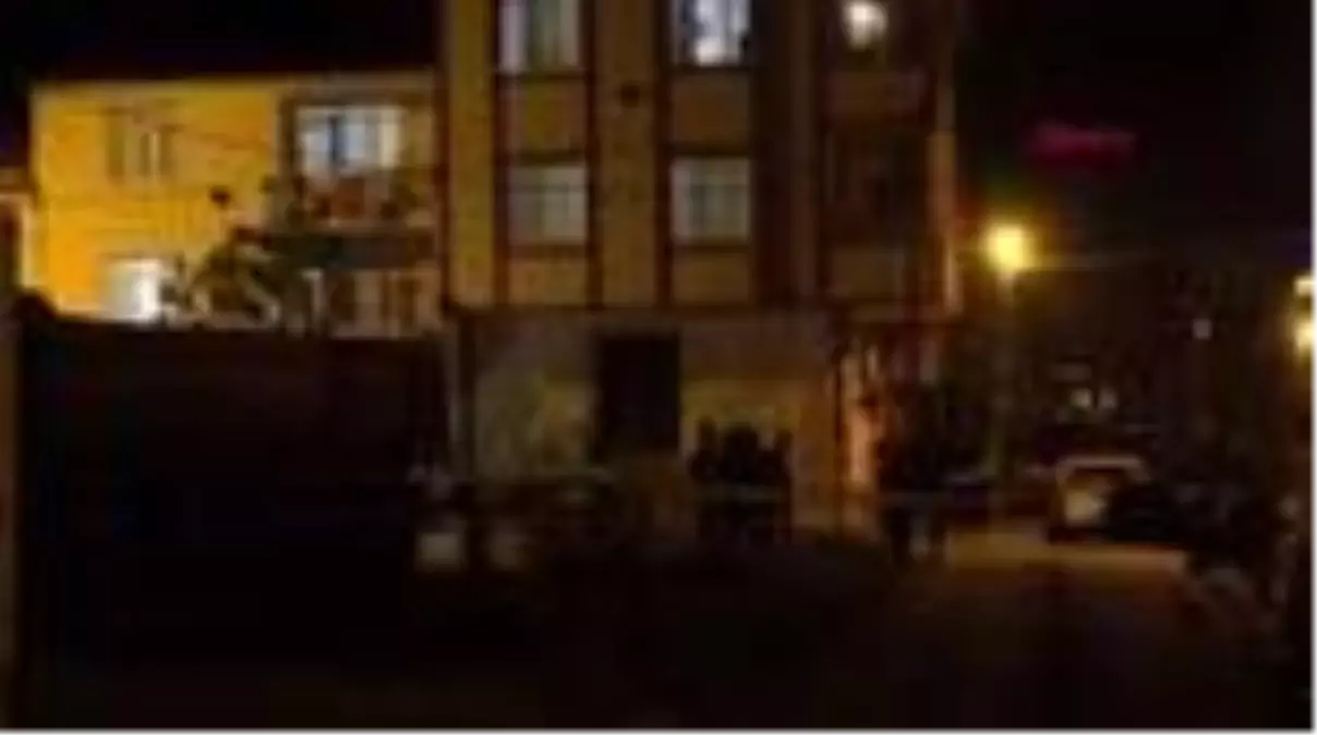 ARNAVUTKÖY\'DE İKİ KARDEŞ ARASINDA KANLI KAVGA; 1 ÖLÜ 1 AĞIR YARALI-2