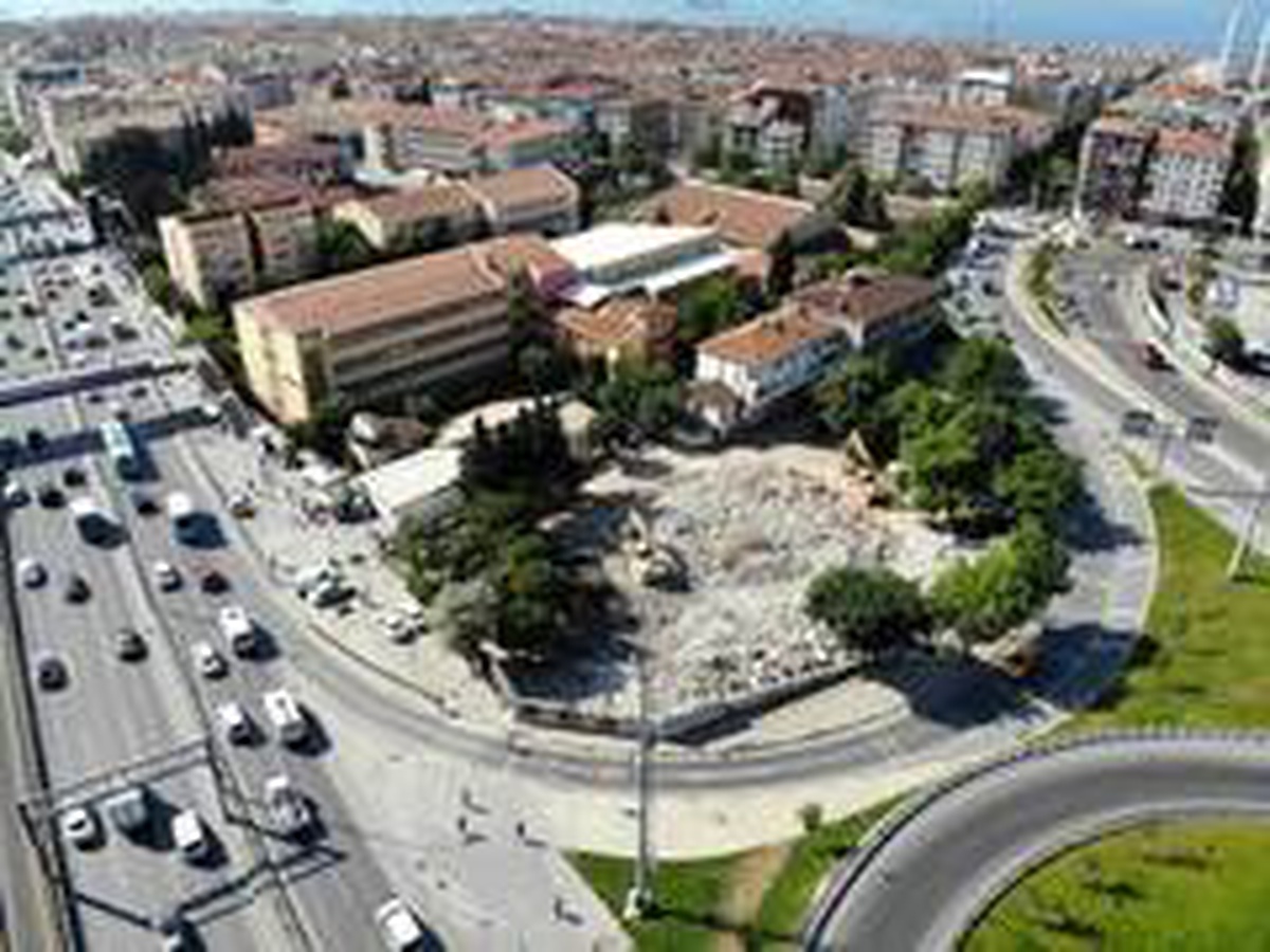 Avcılar\'da depremde zarar gören caminin yıkım işlemleri tamamlandı