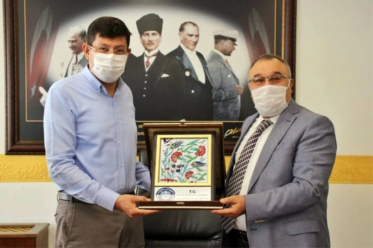 Başkan Özcan\'a çalışmalarından dolayı plaket takdim edildi