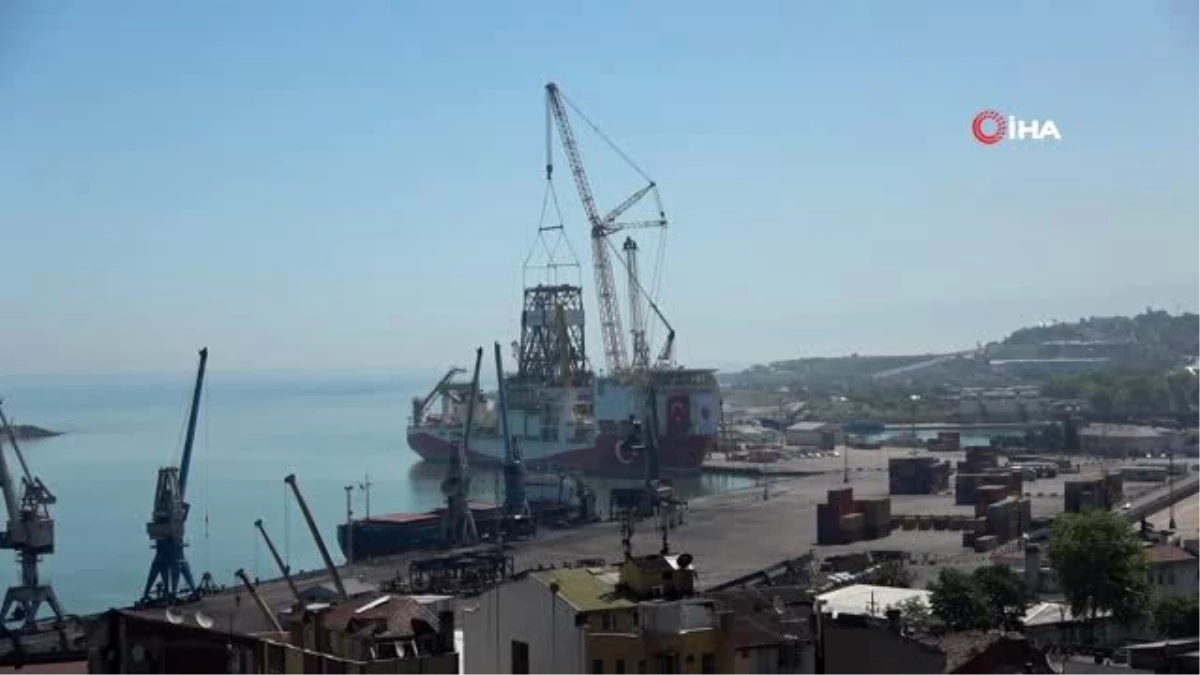 Boğazdan Karadeniz\'e geçişi öncesi Fatih Sondaj Gemisinin sökülen 860 ton ağırlığındaki kulelerinin...