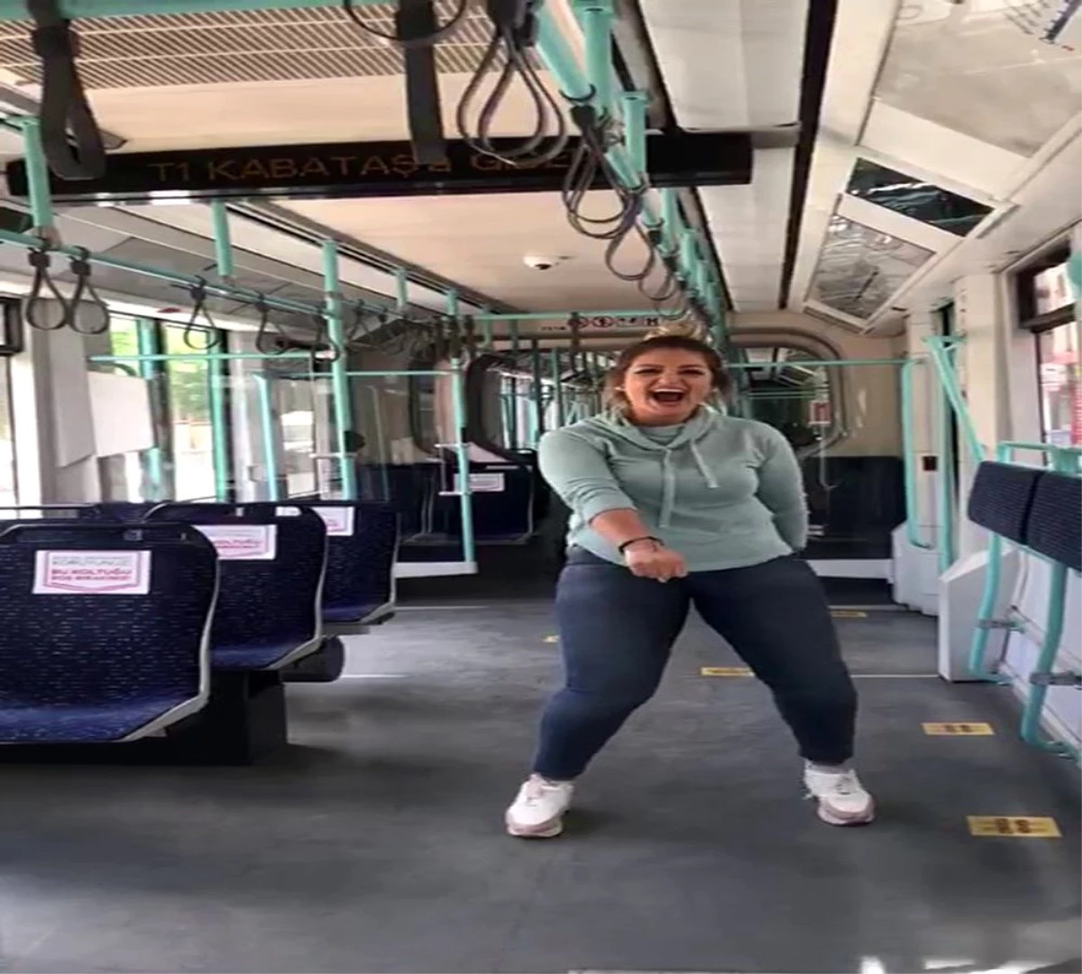 Boş bulduğu tramvayda zumba yaptı