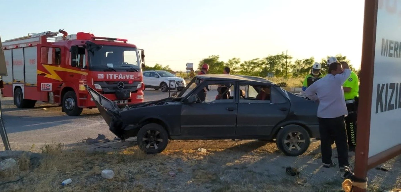 Denizli\'de 2 otomobilin çarpıştığı kazada 3 kişi yaralandı