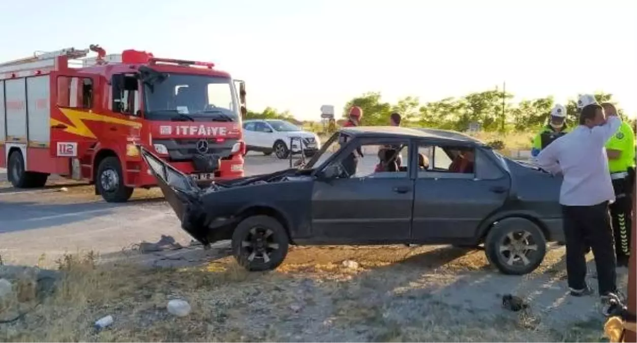 Denizli\'de otomobiller çarpıştı: Baba ve 2 oğlu yaralı