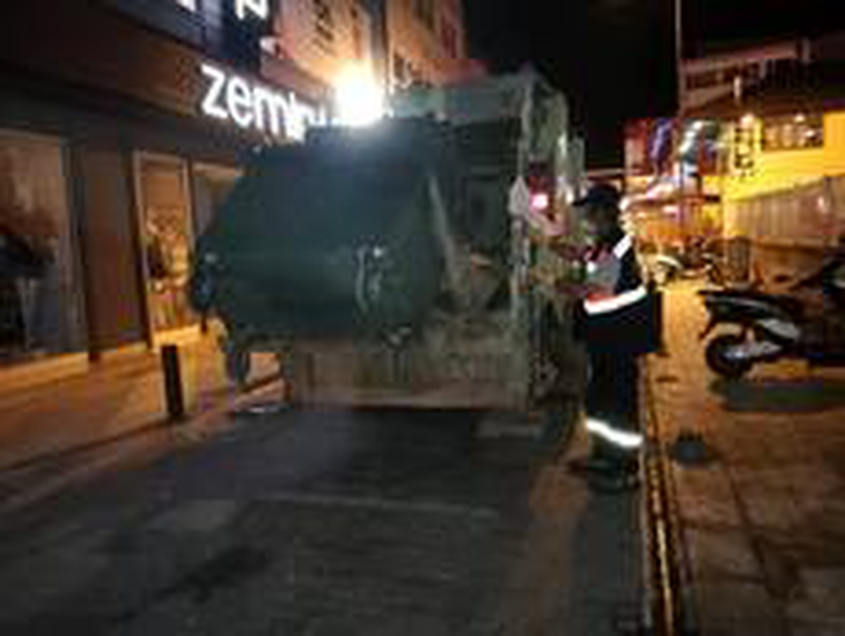 Düzce Belediyesi gece gündüz temizlik yapıyor