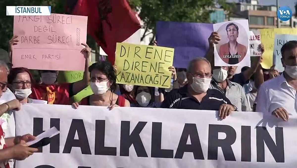 İstanbul\'da Üç Siyasetçinin Vekilliğinin Düşürülmesi Protesto Edildi