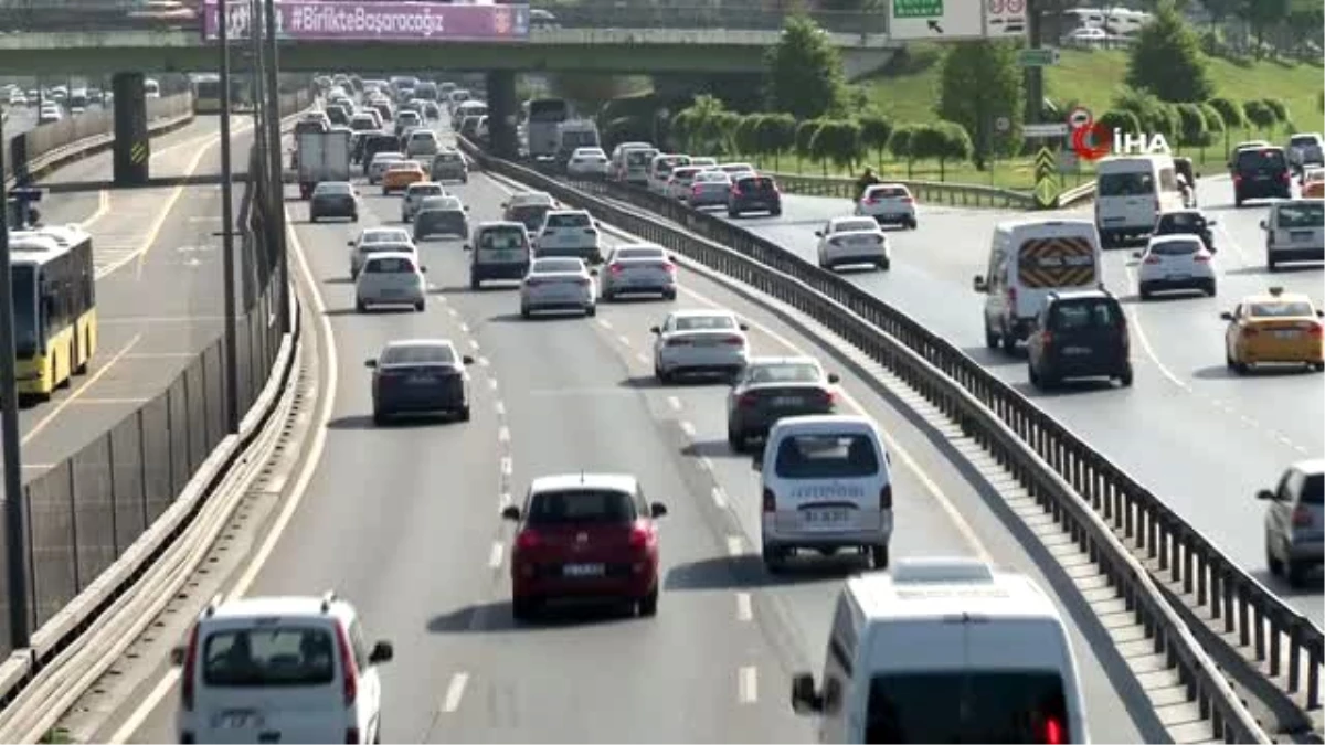 İstanbul\'da yaya ve araç trafiği hareketliliği