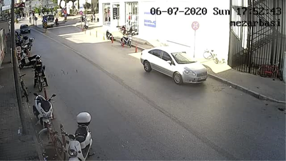 Kafasına gaz beton parçası düşen motosiklet sürücüsünü kaskı kurtardı - Güvenlik kamerası