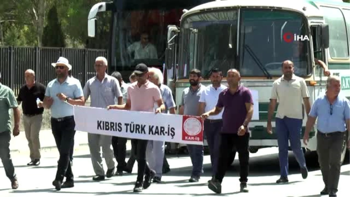 KKTC\'de KAR-İŞ\'ten Meclis önünde Hacivat-Karagözlü eylem