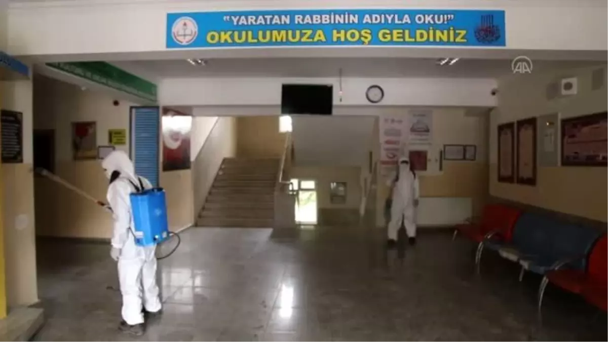 Nizip\'te okullar dezenfekte ediliyor