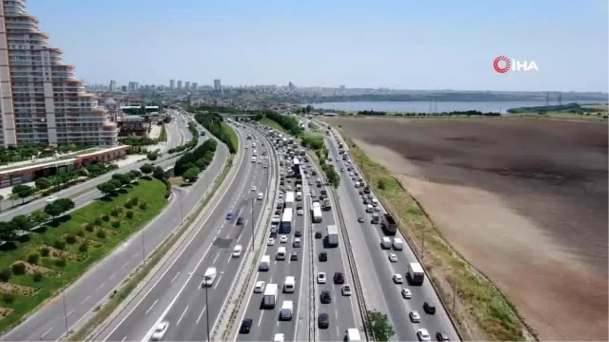 Öğle saatlerinde TEM\'de dikkat çeken yoğunlukTEM otoyolunda trafik durma noktasına geldi