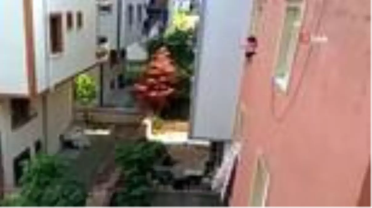Son Dakika | Pencereden sarkıtılan minik çocuk yürekleri ağza getirdi