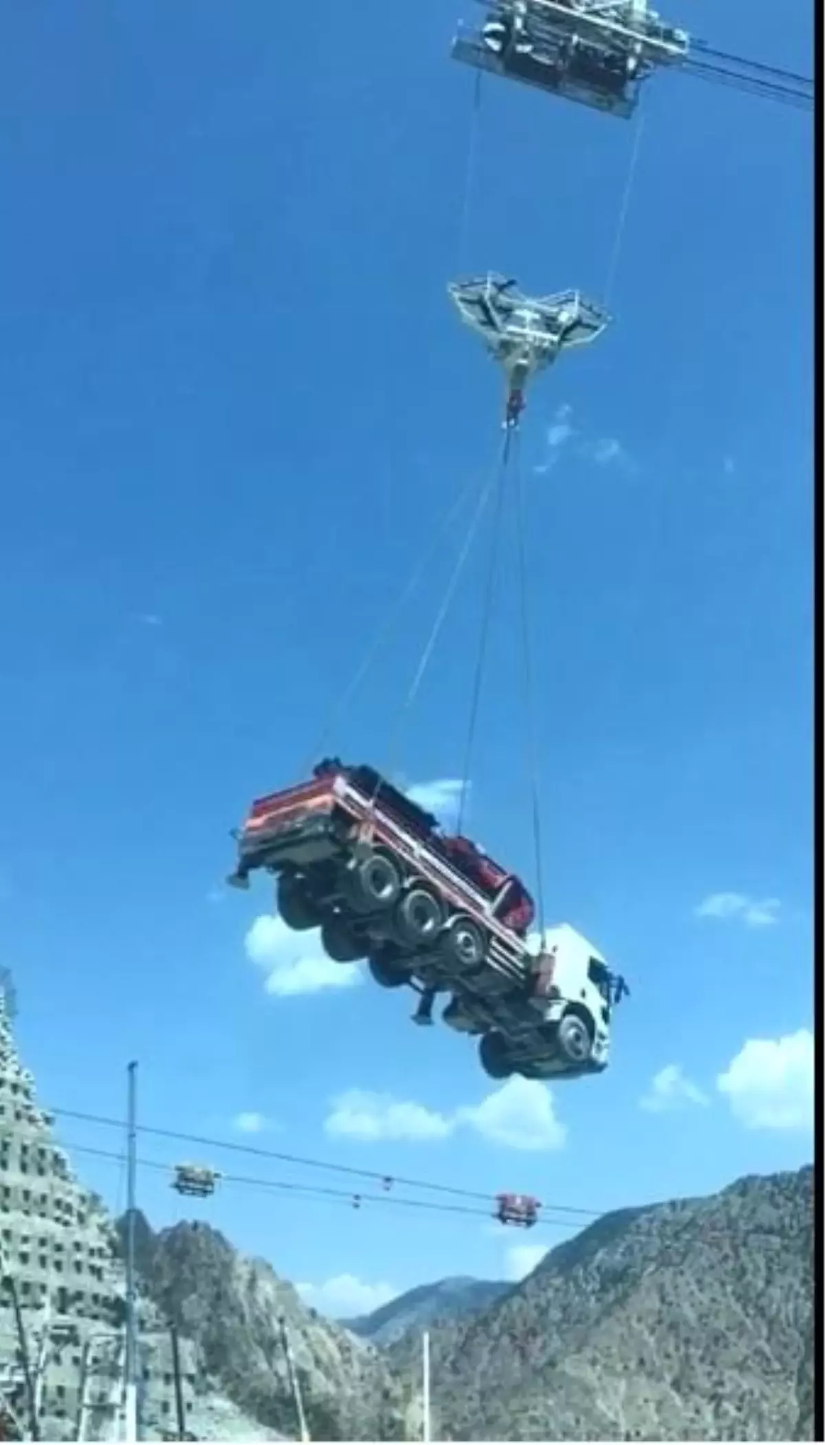 Tonlarca ağırlıktaki iş makineleri Yusufeli Barajı inşaatında bir yamaçtan bir yamaca böyle...