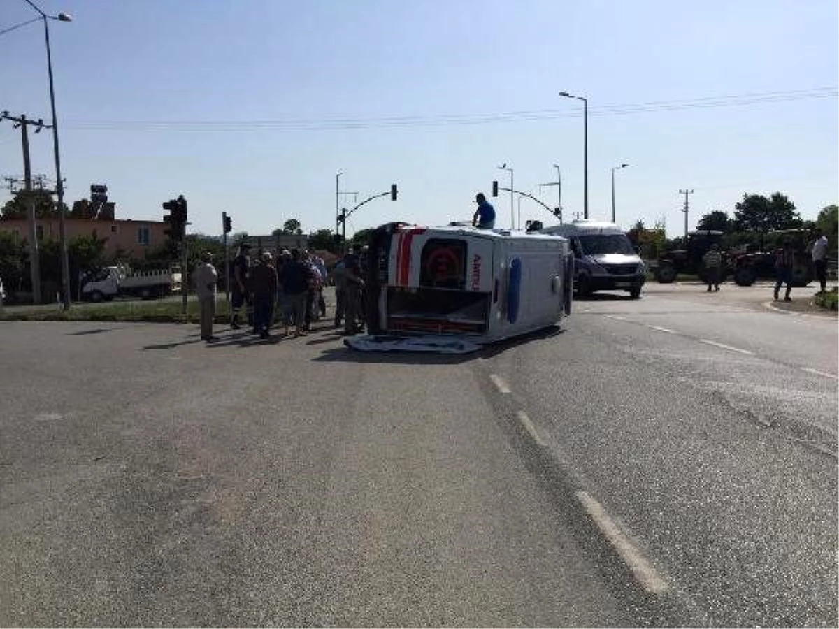 Son dakika haber | Ambulansla kamyonet çarpıştı