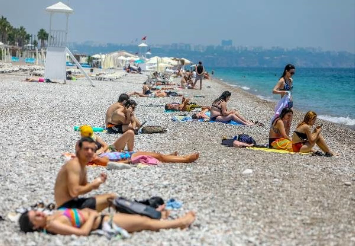 Antalya\'da sıcaktan bunalanlar denizde ve kanallarda yüzdü