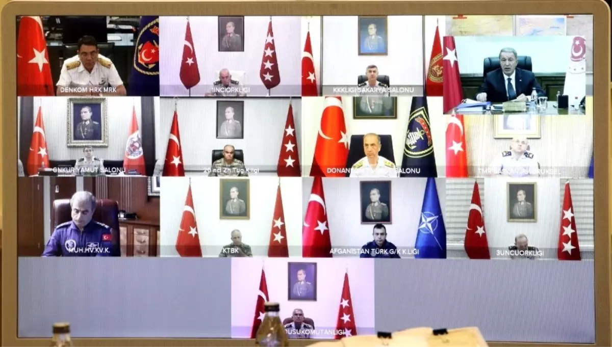 Bakan Akar, video konferans yöntemiyle bölge komutanlarından bilgi aldı