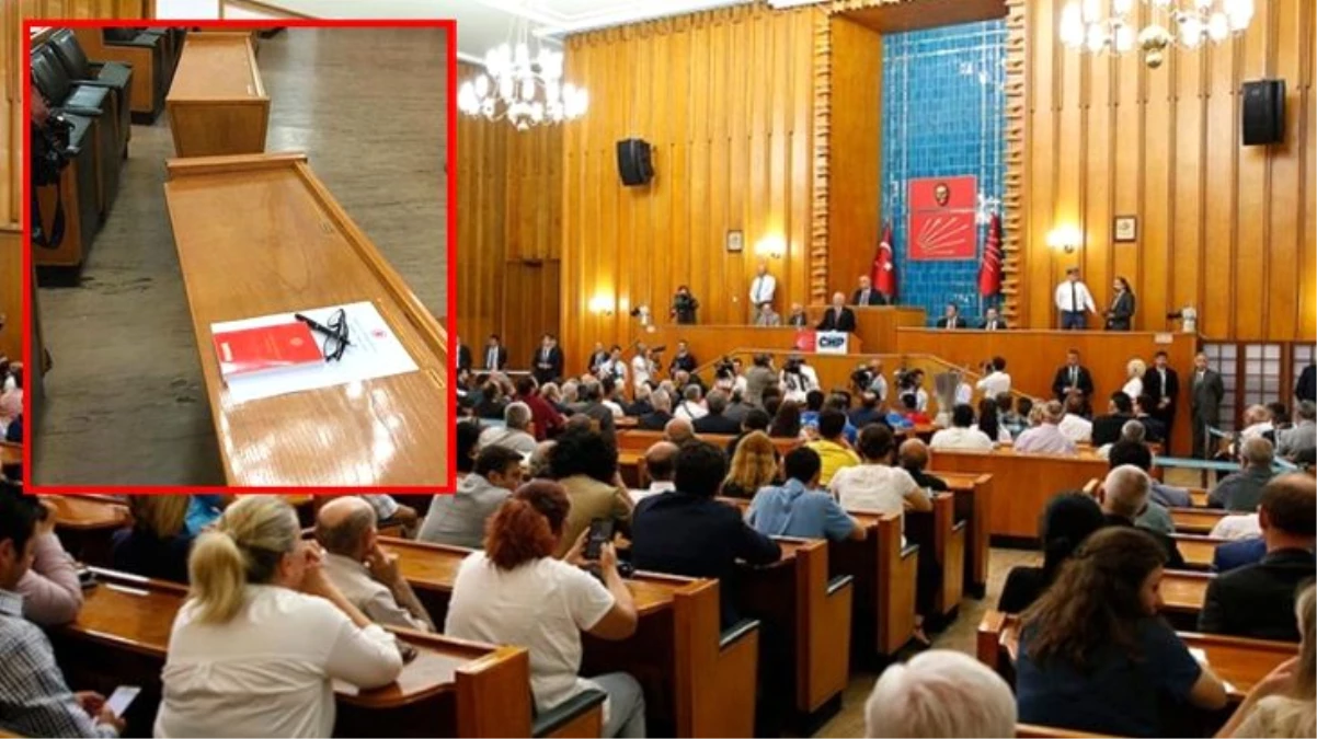 CHP Grup Toplantısı\'nda dikkat çeken "Enis Berberoğlu" göndermesi! Masaya; Anayasa, kalem ve gözlük bırakıldı