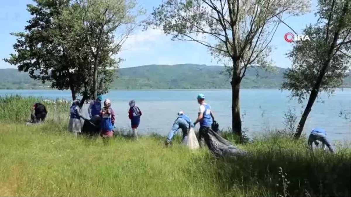 Dalgıçlar ve çevre gönülleri Sapanca gölünü temizledi