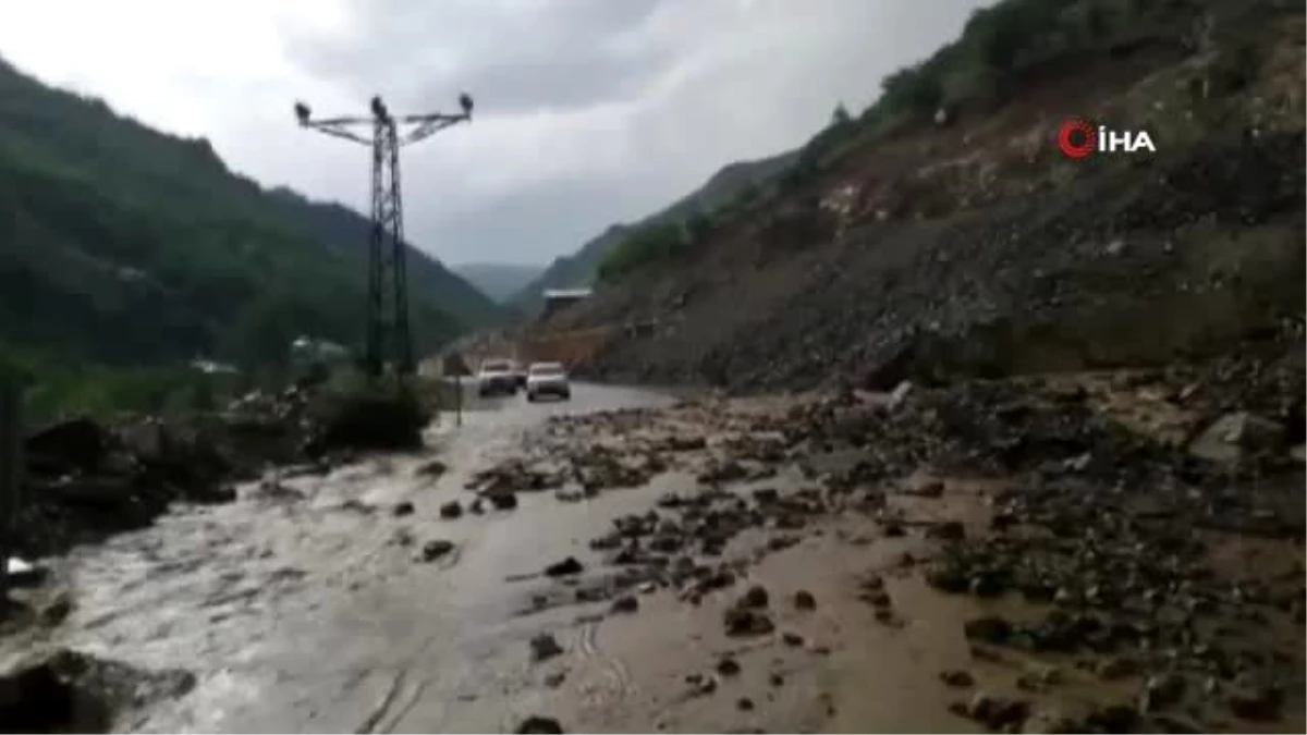 Giresun\'da sağanak yağış karayolunu ulaşıma kapattı