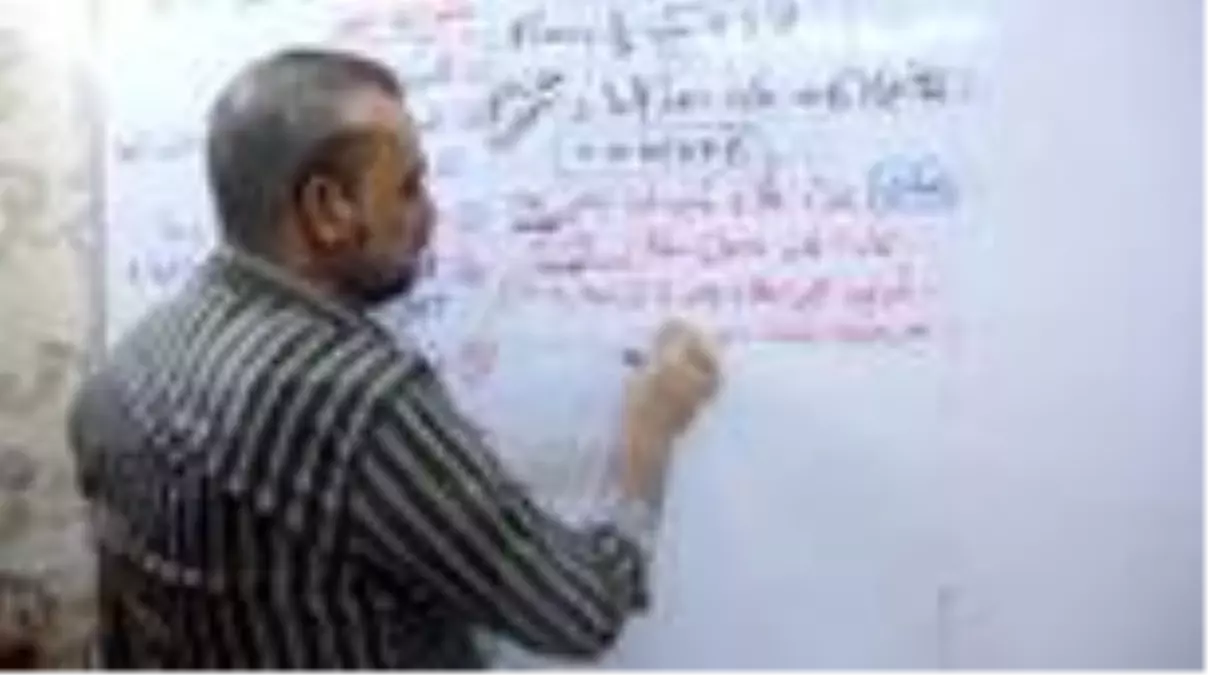 Iraklı öğretmen, ders videoları hazırlayarak Kovid-19 günlerinde öğrencilerine destek oluyor