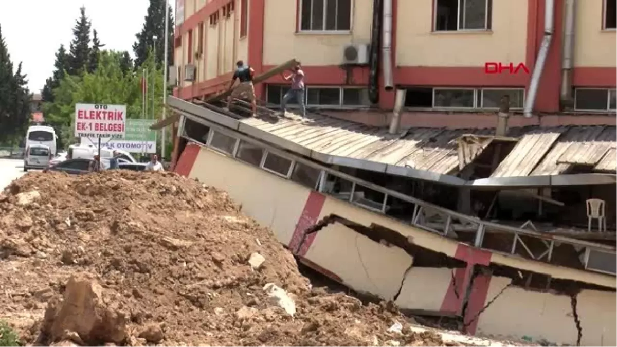 İZMİR İstinat duvarı çöktü, enkaz altında olduğu sanılan kişi arandı