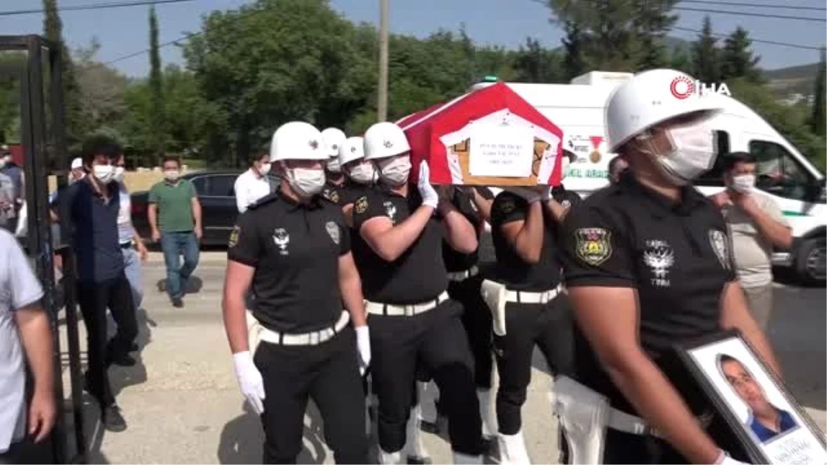 Kahramanmaraş\'ta trafik kazasında hayatını kaybeden polis memurunun cenazesi memleketi Hatay\'da...