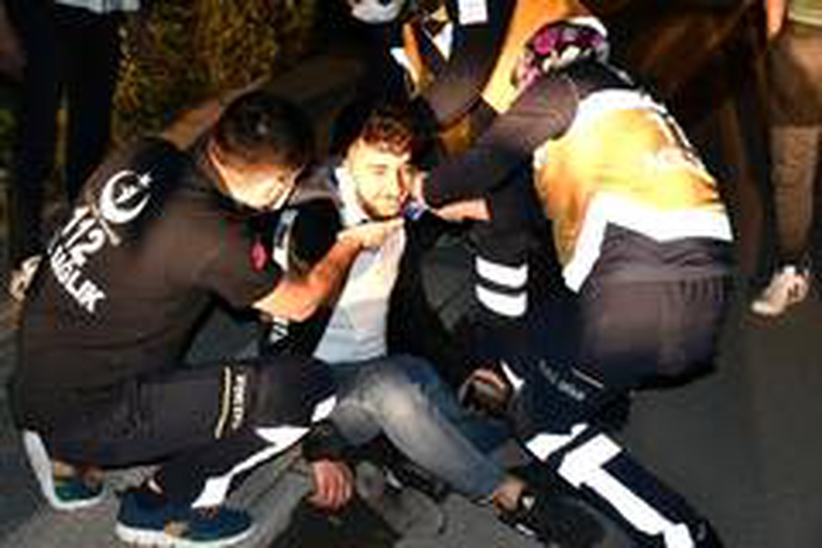 Kediye çarpmak istemeyen kurye motosikletle kaldırıma çarparak yaralandı