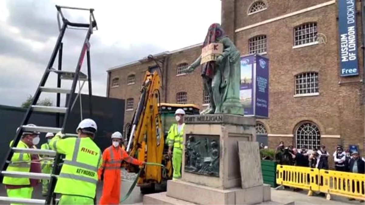 Köle taciri Robert Milligan\'ın Londra\'daki heykeli söküldü