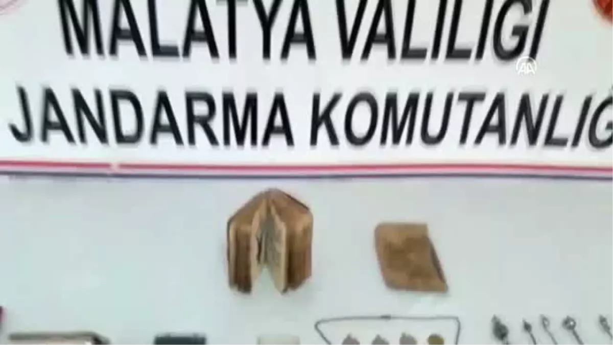 Tarihi eser kaçakçılığı yaptığı iddia edilen 2 kişi yakalandı