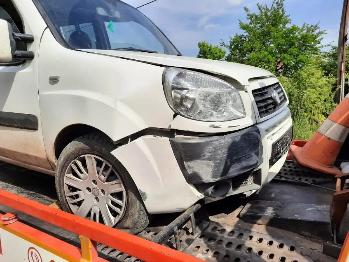 Tekirdağ\'ın Muratlı ilçesinde hafif ticari araç, ilkokulun bahçe duvarına çarptı