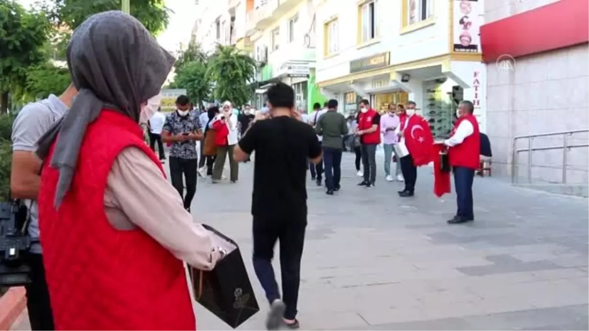 Vatandaşlara maske ve Türk bayrağı dağıtıldı