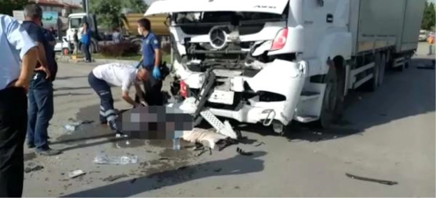 Ankara\'da TIR, yolcu midibüsüne çarptı: 1 ölü, 4 yaralı