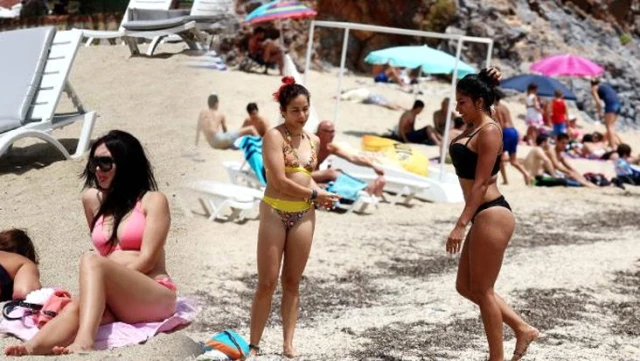 Antalya'da sıcak havayı fırsat bilen tatilciler plajlara akın etti