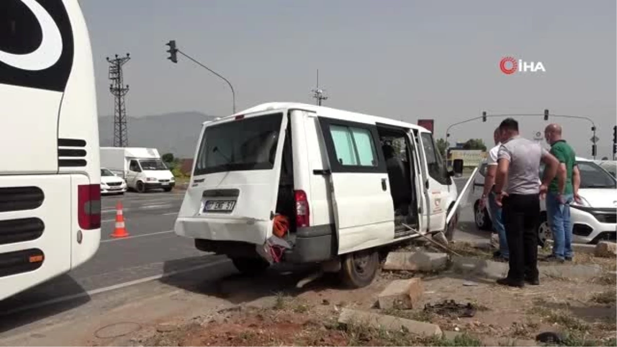 Antalya\'da yolcu otobüsüyle personel servis minibüsü çarpıştı: 1 ölü