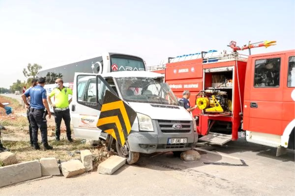 Antalya\'da yolcu otobüsüyle servis minibüsü çarpıştı: 1 ölü (2)- Yeniden
