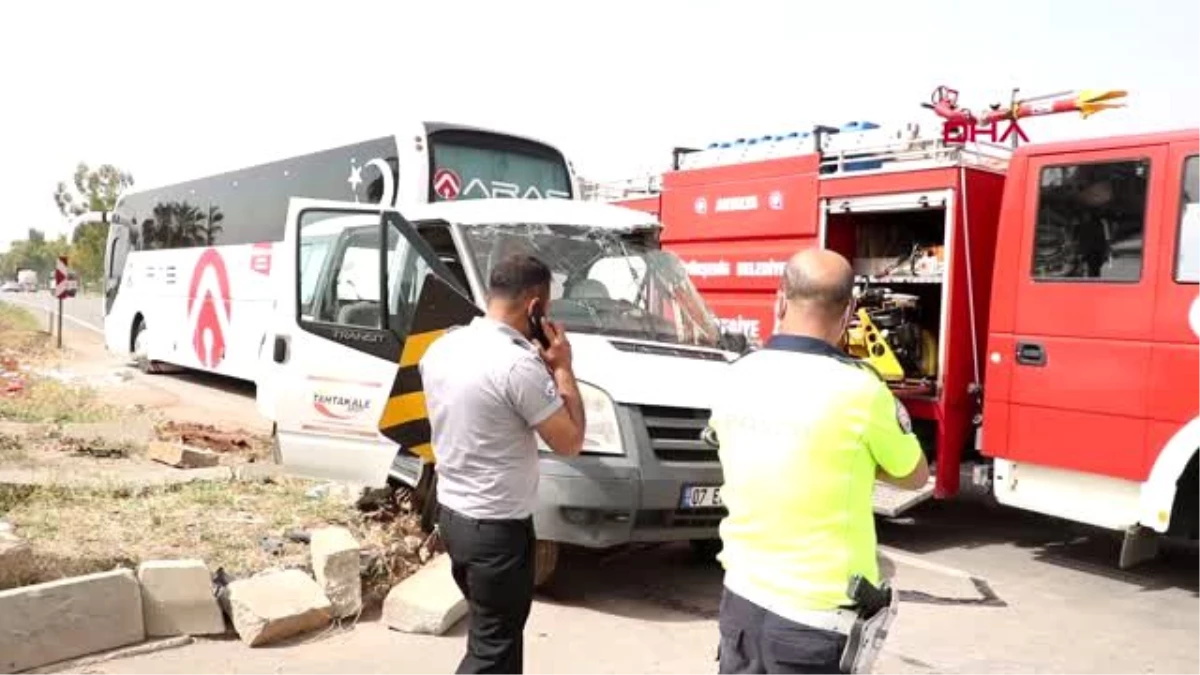 ANTALYA Yolcu otobüsüyle servis minibüsü çarpıştı: 1 ölü